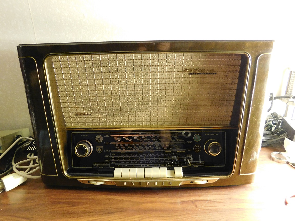 Grundig 4055 3D klang Fern Dirigent small.jpg