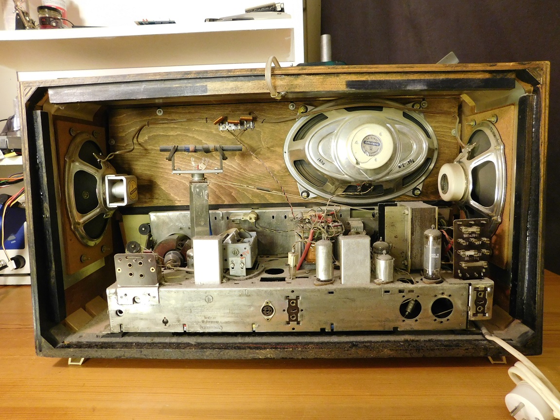 Grundig Konzertgerät 4066 chassi och högtalare.jpg