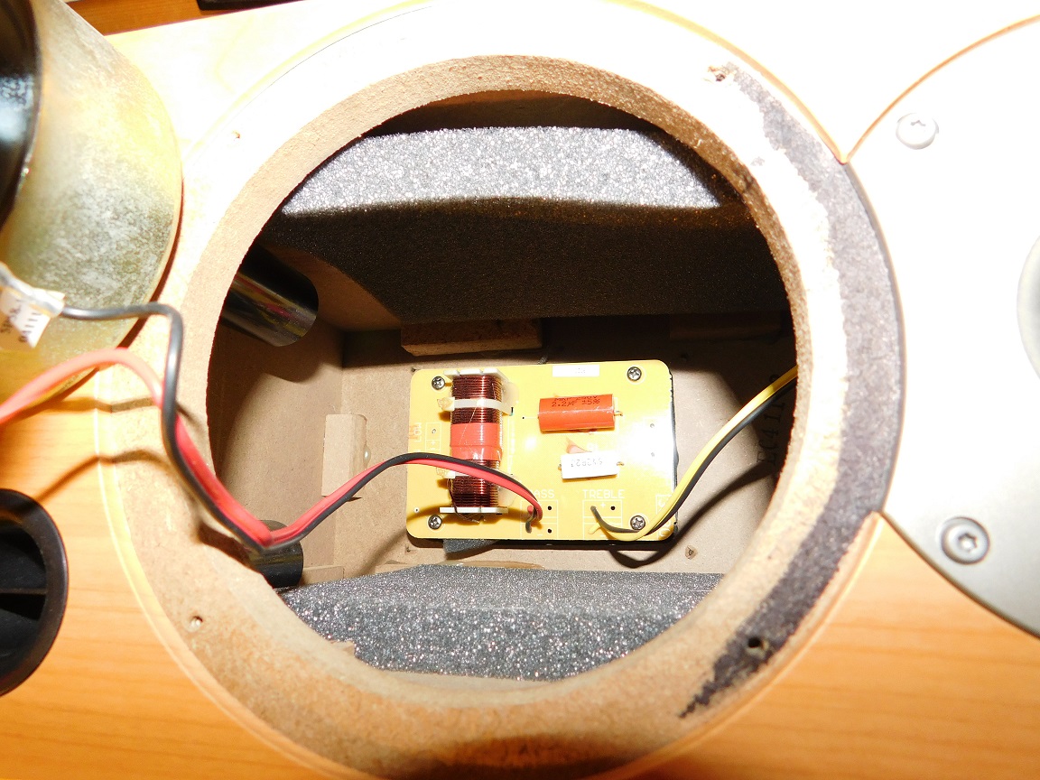 Gale 3020 inside of cabinet and crossover.jpg