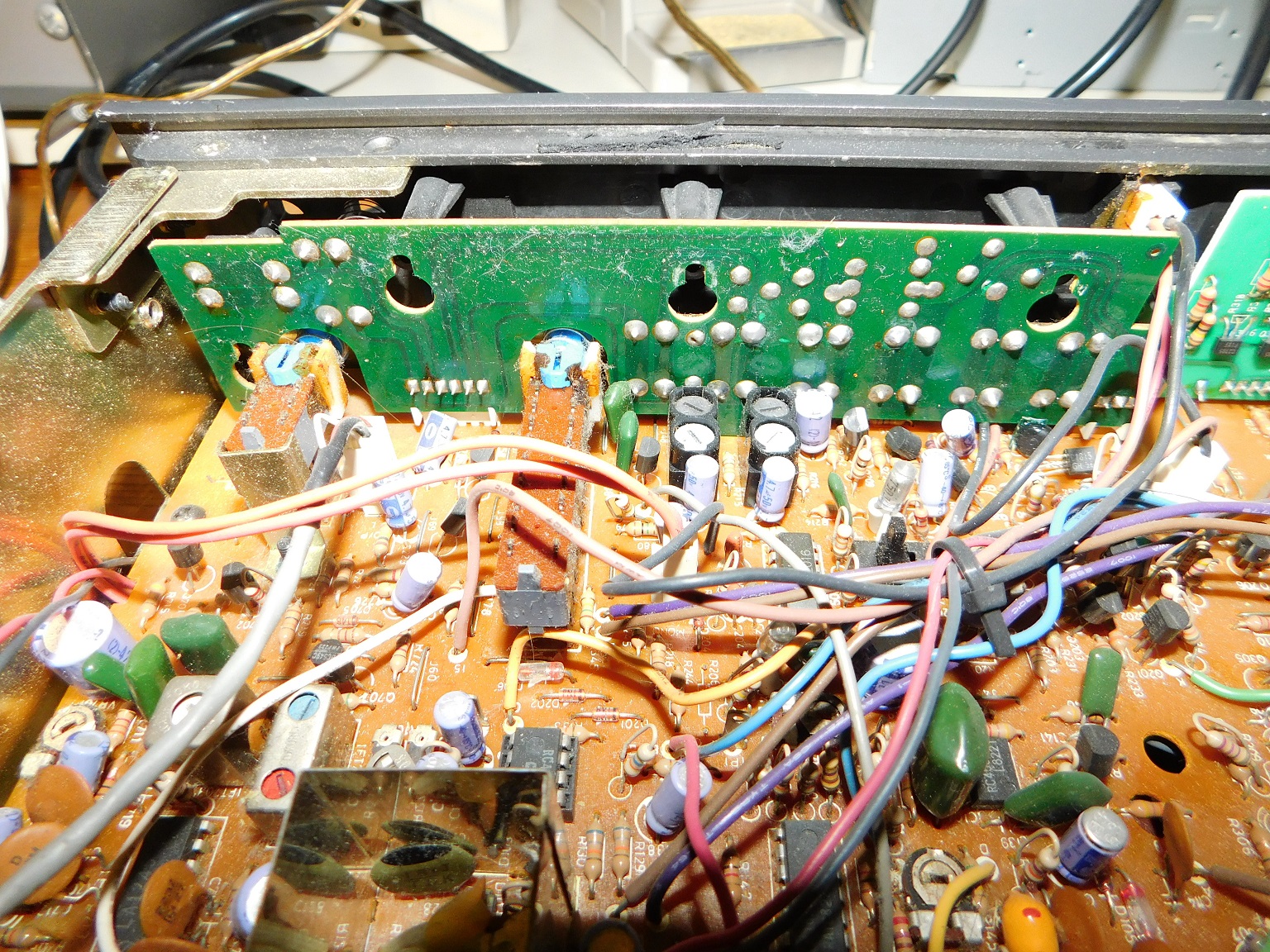 Nad Stereo Receiver 7150 knapp-panel för radio.jpg
