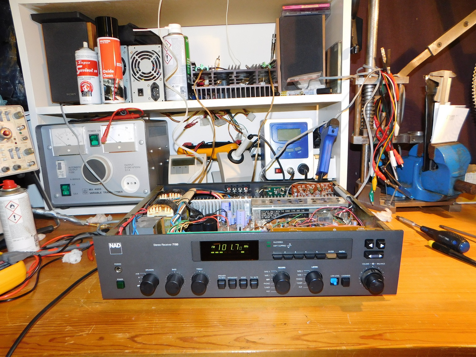 Nad Stereo Receiver 7150 spelar.jpg