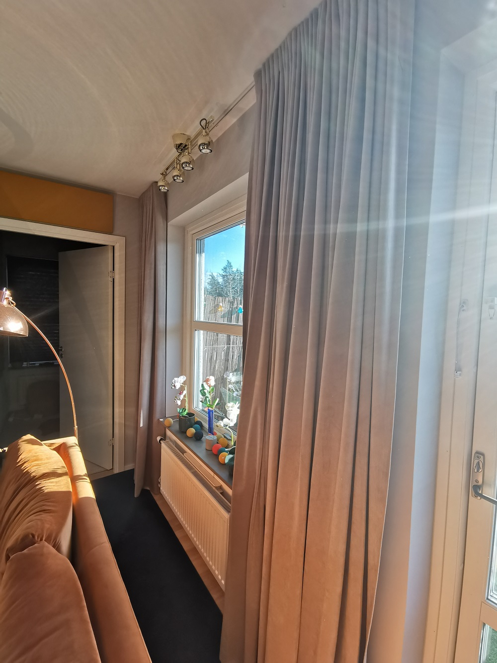 Kvartsvågsabsorbenter dolda av gardinerna.jpg