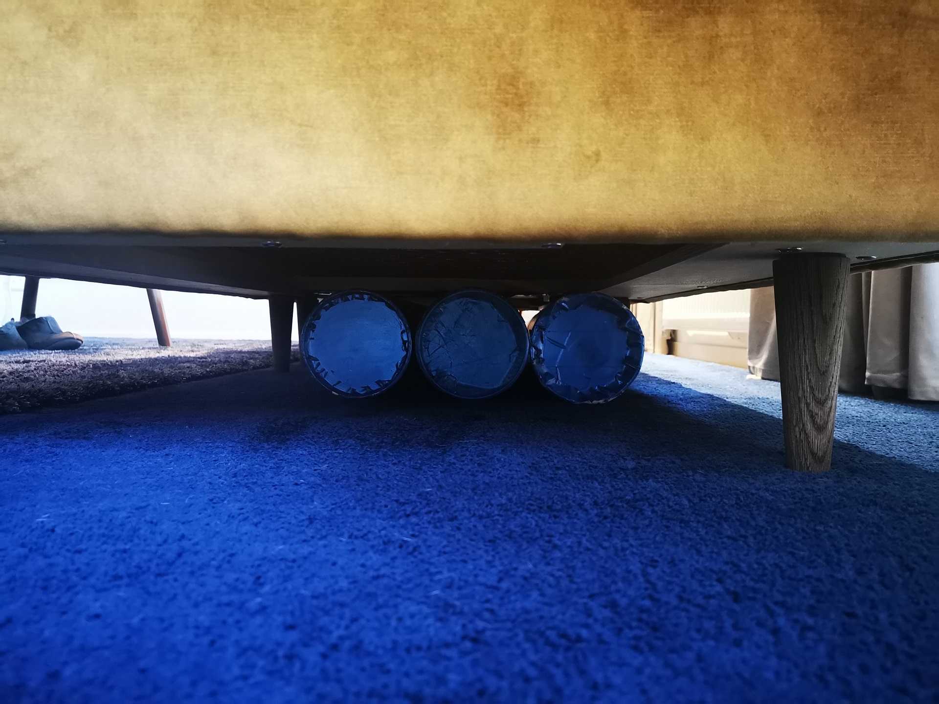 Absorbenter under soffan.jpg