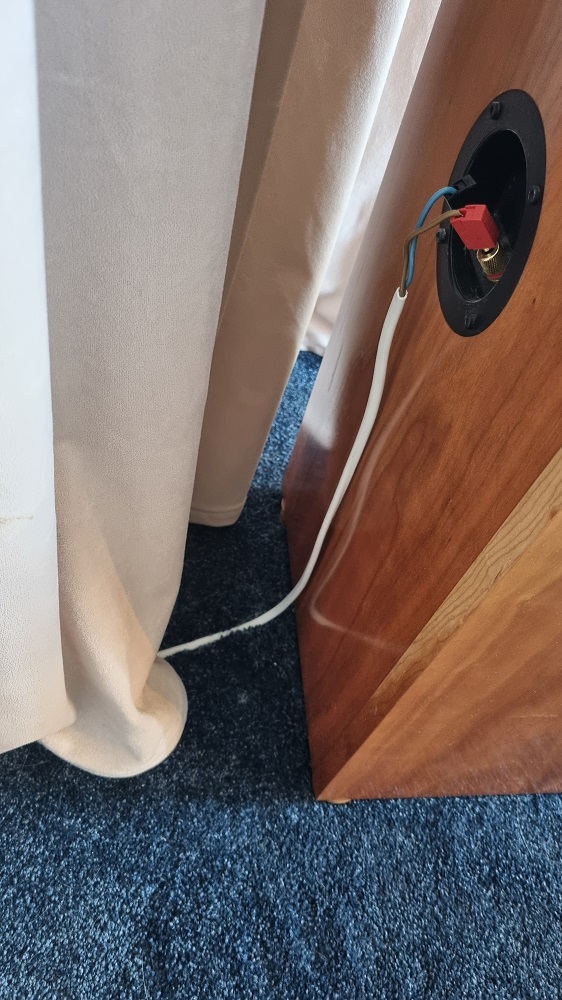 Högtalarkabel 1,0 mm2 med knivbanankontakter.jpg